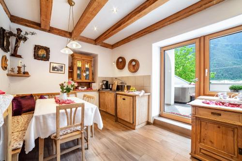 a kitchen with a table and a window at Sagschneiderhof Golden Delicious in Plaus