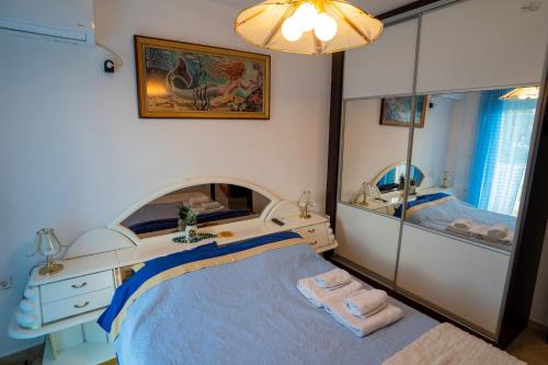 幾內塔的住宿－Ocean View Villa，一间卧室配有一张床和一面大镜子