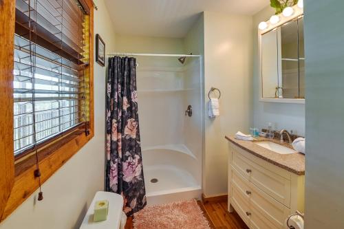 y baño con ducha y lavamanos. en Idyllic Beattyville Cabin Rental with Stunning Views en Beattyville