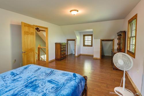 una camera con letto e ventilatore di Idyllic Beattyville Cabin Rental with Stunning Views a Beattyville
