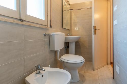 リド・ディ・スピーナにあるVilla Mare 5のバスルーム(トイレ、洗面台付)