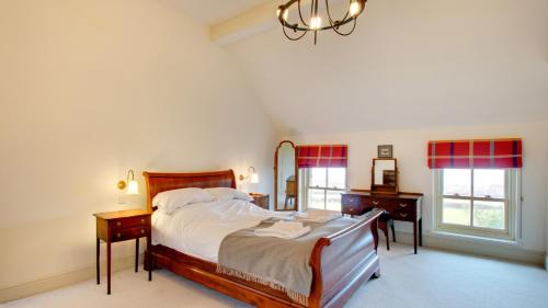 Postel nebo postele na pokoji v ubytování Nicholaston Cottage