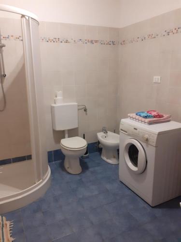 マリーナ・ディ・アンドーラにあるAppartamento in magnifica zona residenzialeのバスルーム(トイレ、洗濯機付)