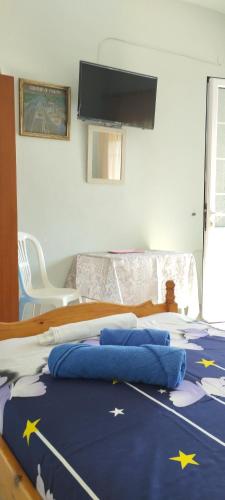 a bedroom with a bed with stars on it at Vila marmelada in Leptokaria