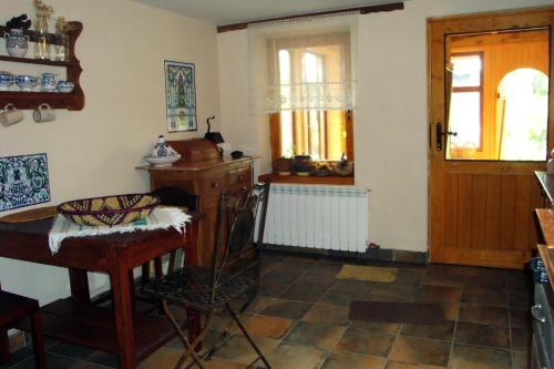 um quarto com uma mesa, uma cadeira e uma porta em Agroturystyka Kalina Wielka em Kalina Wielka