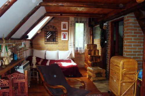 um quarto com uma cama e uma cadeira num quarto em Agroturystyka Kalina Wielka em Kalina Wielka