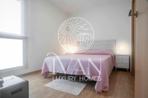 um quarto com uma cama cor-de-rosa com uma placa que lê vm casas de luxo em Casa OroMar IVAN LUXURY HOMES Chalet Adosado em Oropesa del Mar