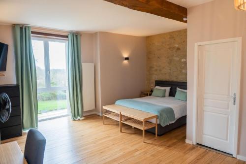 - une chambre avec un lit et une grande fenêtre dans l'établissement SALVEO Hébergements, à Loubens