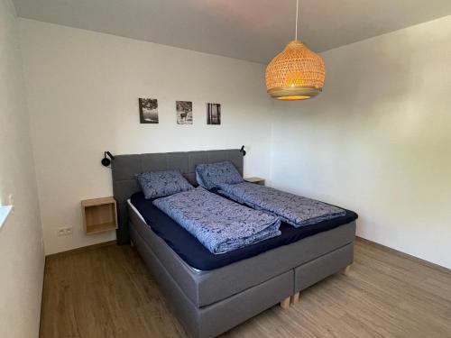 een slaapkamer met een bed in de hoek van een kamer bij Casa 47 in Eupen