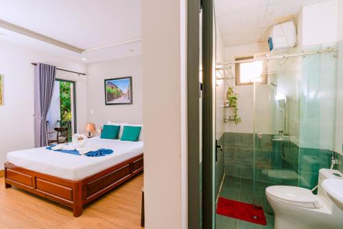 ホイアンにあるVinh Khang Homestayのバスルーム(ベッド1台、シャワー、トイレ付)