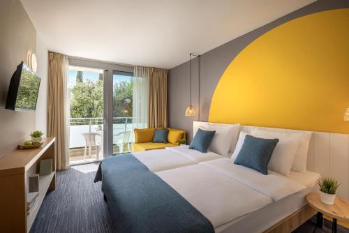 Postel nebo postele na pokoji v ubytování Club Dubrovnik Sunny Hotel by Valamar