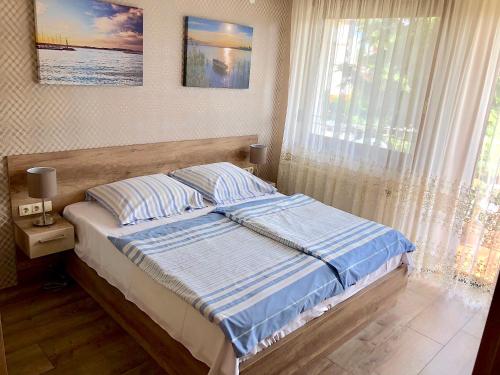A bed or beds in a room at Unio Vendégház 1