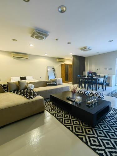 ein Wohnzimmer mit einem Sofa und einem Tisch in der Unterkunft Villa 29 Suite A - Home Vacation in Dubai