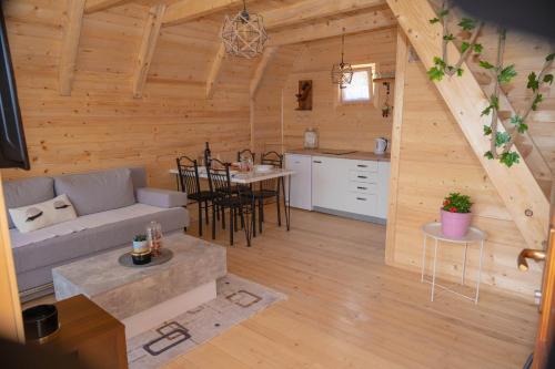 ein Wohnzimmer und eine Küche in einem Blockhaus in der Unterkunft Sweet Cottage in Mostar