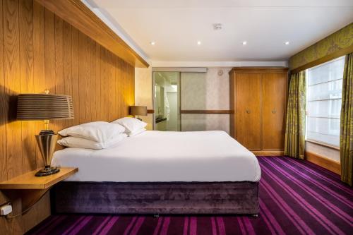The Lensbury Resortにあるベッド