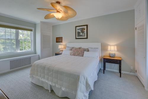 ein weißes Schlafzimmer mit einem Bett und einem Deckenventilator in der Unterkunft Lovely Apartment in Long Beach 3 Blocks to Ocean! in Long Beach