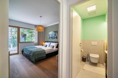 maia garden في ميرانو: غرفة نوم بسرير وحمام مع مرحاض