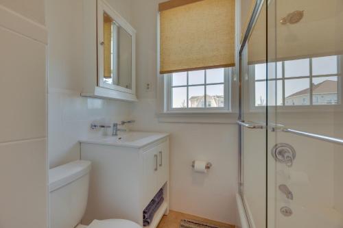 ein Bad mit einem WC, einem Waschbecken und einer Dusche in der Unterkunft Lovely Apartment in Long Beach 3 Blocks to Ocean! in Long Beach