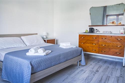 Un pat sau paturi într-o cameră la Mencin