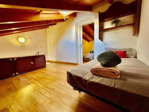 een slaapkamer met een bed en een houten vloer bij Luxury Duplex Malaga Center in Málaga