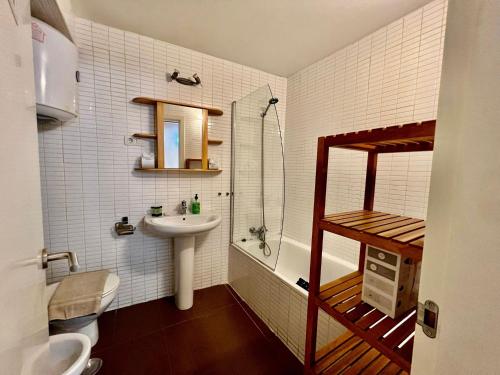 een badkamer met een wastafel, een douche en een toilet bij Luxury Duplex Malaga Center in Málaga