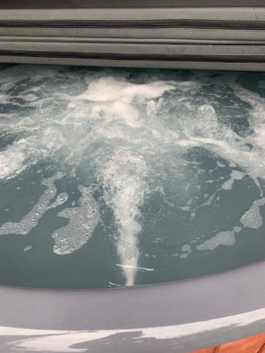 a bath tub filled with lots of water at Pogánykő Vendégház 1 in Pákozd