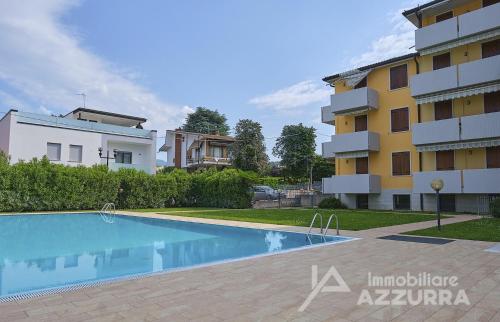 バルドリーノにあるLa Terrazza sul Lago - Immobiliare Azzurraの建物前のスイミングプール