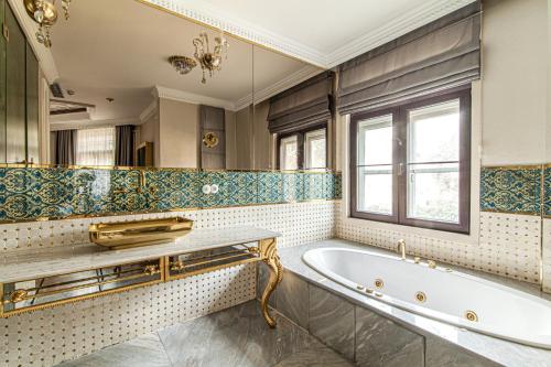 bagno con vasca e finestra di Magnificent Historic Mansion in Beylerbeyi a Istanbul
