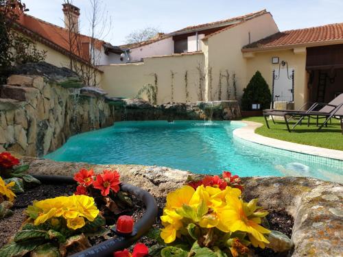 - une piscine fleurie en face d'une maison dans l'établissement La Casa del Solaz, à Anaya
