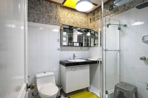 y baño con aseo, lavabo y ducha. en Amplio departamento en primer piso, en Lima