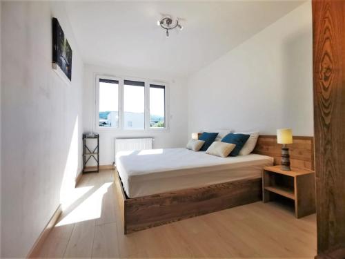 Habitación blanca con cama y ventana en L'ANNÉCIEN - Centre-ville Netflix Wifi Disney+ en Annecy