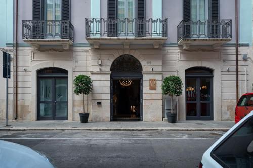 un edificio con una puerta negra en una calle en VIS Urban Suites&Spa, en Bari