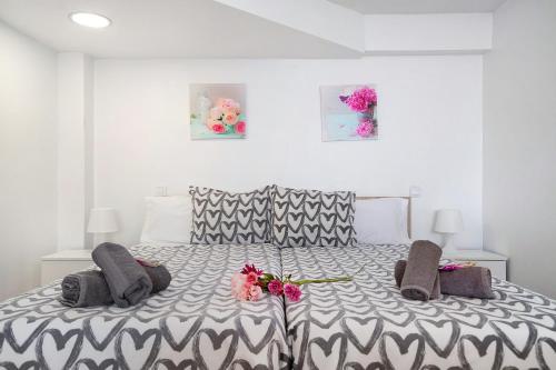 Un dormitorio con una cama grande con flores. en Lanzarote 4 U, en Arrecife