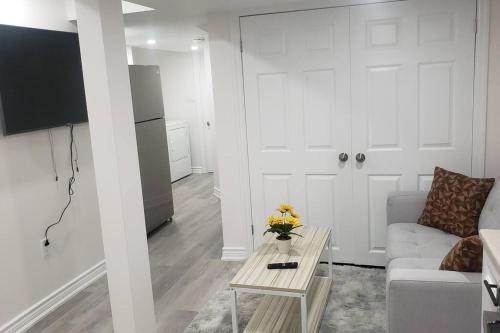 An Ideal Apartment for you. في برامبتون: غرفة معيشة مع أريكة وطاولة