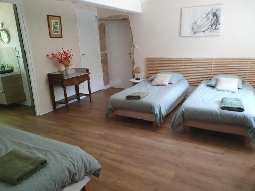 Ένα ή περισσότερα κρεβάτια σε δωμάτιο στο Douceurs des vignes du Vivian