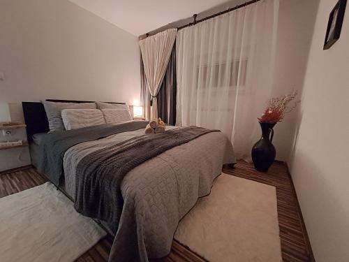 Un dormitorio con una cama con un osito de peluche. en Gottscheelux, en Kočevje