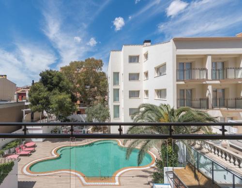 - une vue depuis le balcon d'un hôtel avec piscine dans l'établissement Hotel Rosamar, à Sant Antoni de Calonge