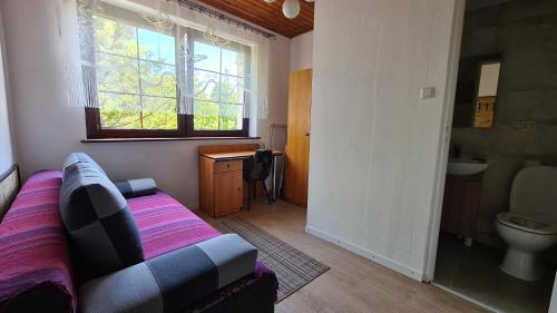 salon z kanapą i łazienką w obiekcie RENESANS we Władysławowie