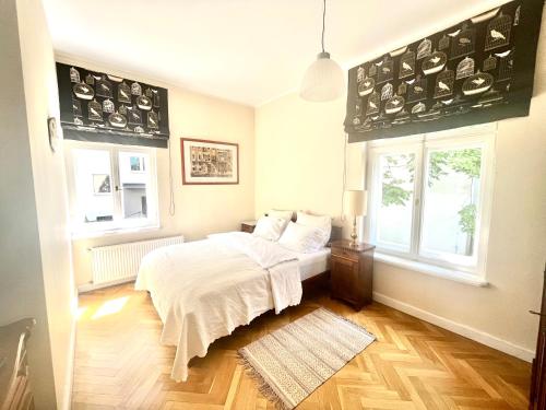 een slaapkamer met een bed en een raam bij Agapella Apartamenty- Apartament Helska 3 - 250m form the beach in Sopot