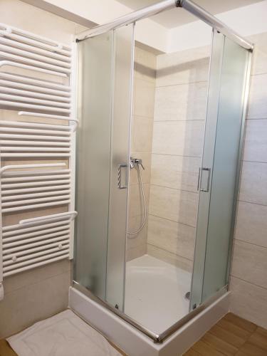 y baño con ducha y puerta de cristal. en Berkenye Pihenőház, en Sárvár