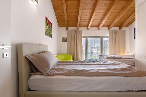 Schlafzimmer mit einem Bett und einem Fenster in der Unterkunft Casale la Coccinella Gelsomino in Caprino Veronese