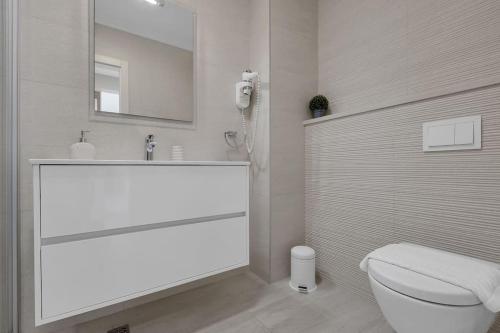 Baño blanco con lavabo y aseo en Apartment Hrvoje -nur 50m bis zum Meer, en Promajna
