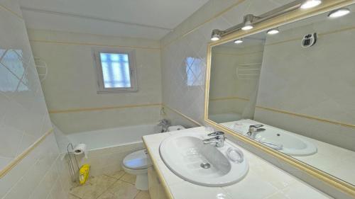 サント・マキシムにあるLes Hauts du Sémaphoreのバスルーム(洗面台、鏡、トイレ付)