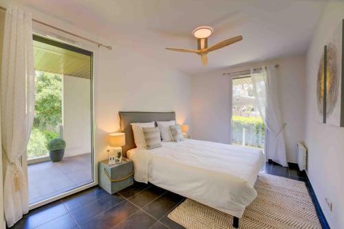 une chambre avec un lit et une grande fenêtre dans l'établissement Stylish 1BDR Apt w/Huge Balcony/Shared Roof Pool, à Cannes
