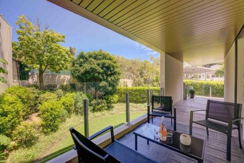 Stylish 1BDR Apt w/Huge Balcony/Shared Roof Pool