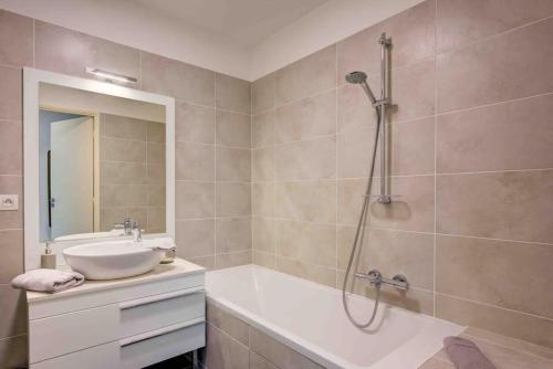 une salle de bain avec une baignoire, un lavabo et une douche dans l'établissement Stylish 1BDR Apt w/Huge Balcony/Shared Roof Pool, à Cannes