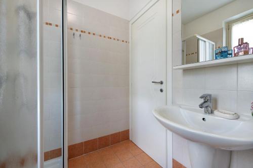 een badkamer met een wastafel en een douche bij Katy Lake 1 in Desenzano del Garda