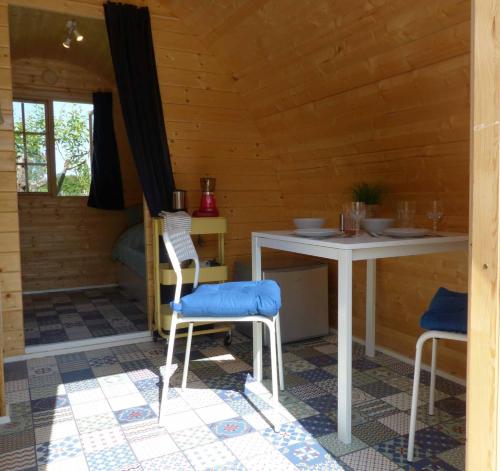 ein Zimmer mit einem Tisch und Stühlen in einer Hütte in der Unterkunft B2B Campingpods Volkach in Volkach