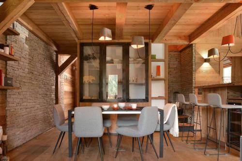 une salle à manger avec une table et des chaises blanches dans l'établissement Appartement dans chalet de luxe Megève, à Megève