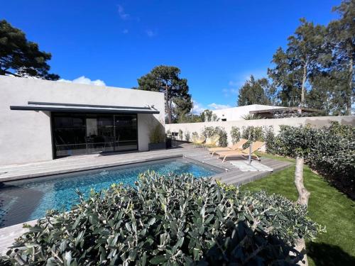 une piscine dans l'arrière-cour d'une maison dans l'établissement Villa piscine à 1km plage proche porto vecchio, à Lecci
